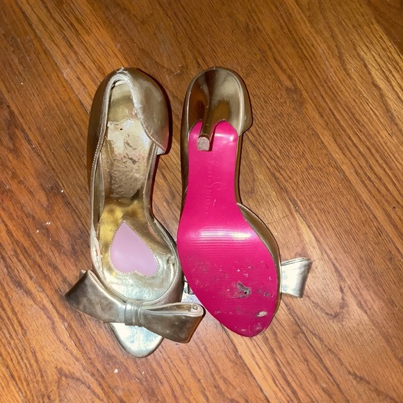 Paris Hilton gold bow pumps READ DESCRIPTION - Picture 1 of 8